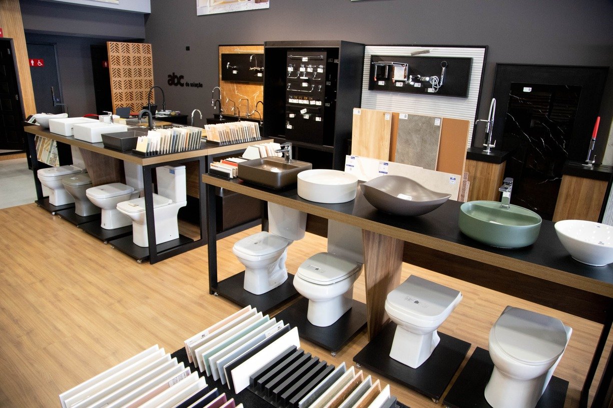 Showroom da ABC da Solução com exposição de produtos e acabamentos