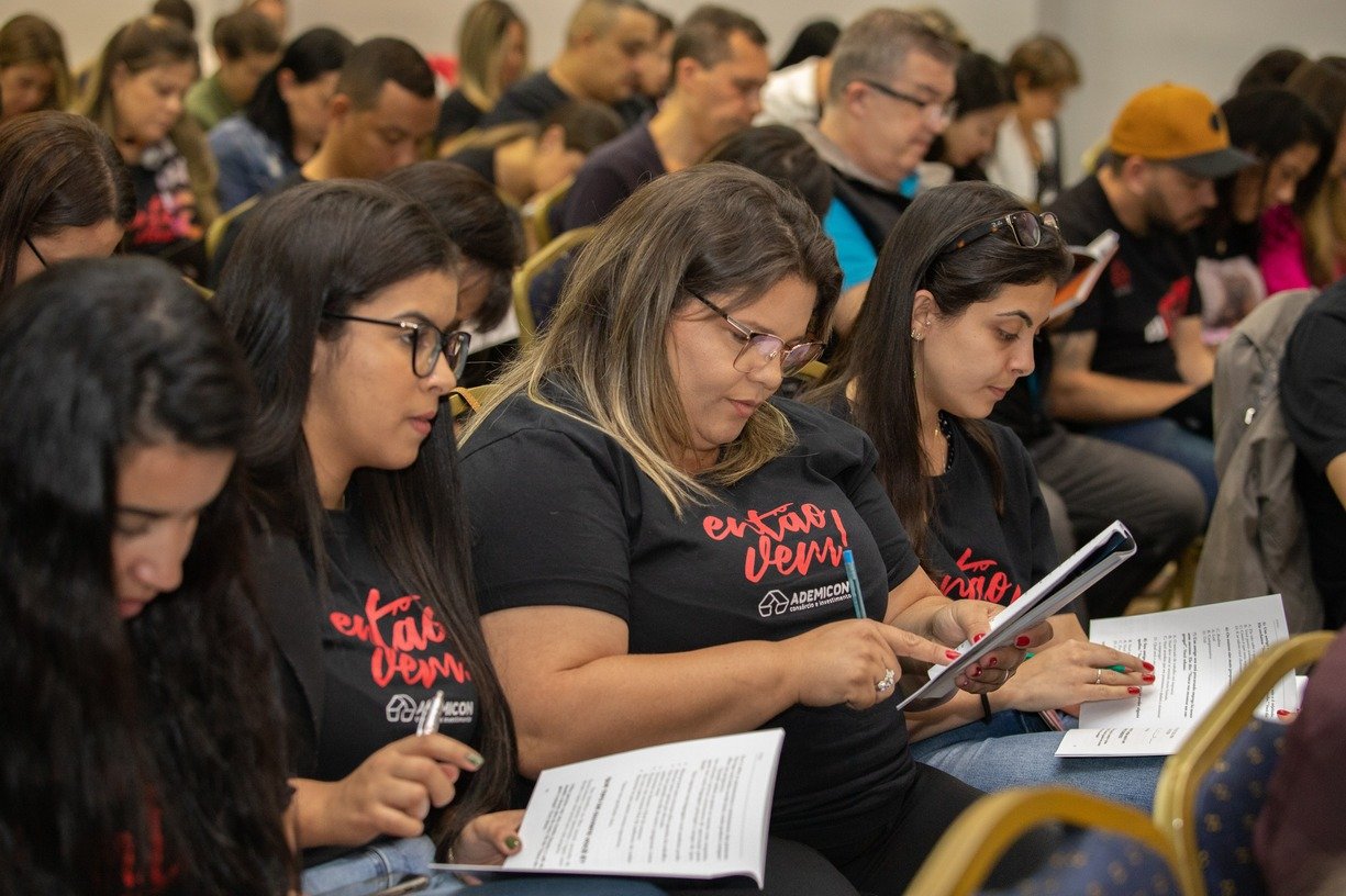 Participantes acompanham uma atividade da Ademicon