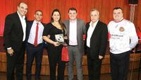 Grupo posa durante evento do Bradesco